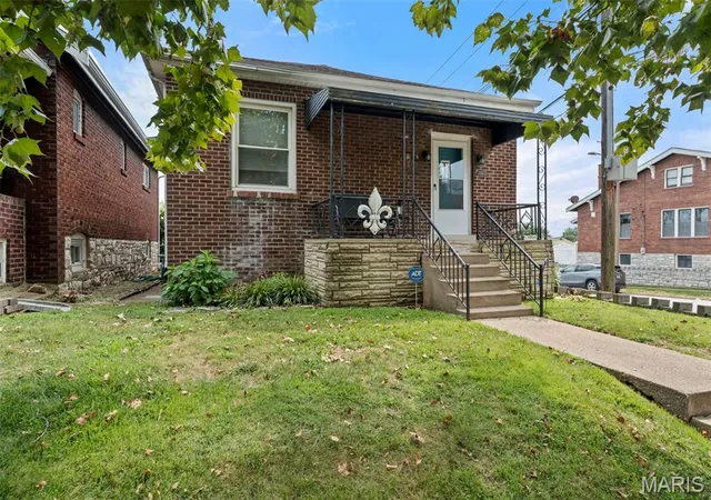 Photo 3 of Sale Pending at 5230 Lisette Ave, Saint Louis, MO 63109 | MLS# MIS26049760 | Listing updated on 2026-08-28