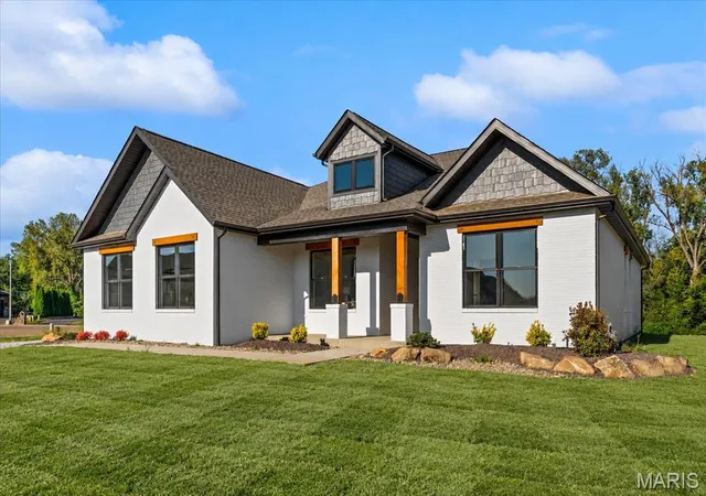 Photo 3 of Single family home for sale at 819 Daniel Dr, Mascoutah, IL 62258 | MLS# MIS26049770 | Listing updated on 2026-10-20