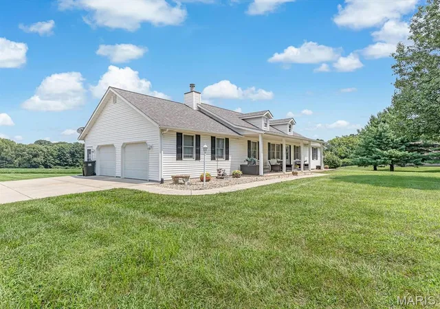 Photo 3 of Single family home for sale at 6760 Woodhill Run, Waterloo, IL 62298 | MLS# MIS26049793 | Listing updated on 2026-09-06