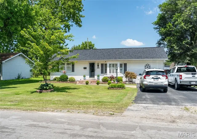 3rd image of 1405 Norwood Dr, Granite City, IL 62040 | MLS# MIS26049797
