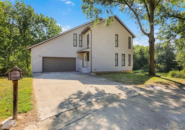 Photo 3 of Single family home for sale at 531 Taake Ln, Troy, IL 62294 | MLS# MIS26049821 | Listing updated on 2026-09-07