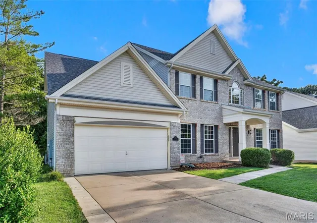 Photo 3 of Sale Pending at 2860 Westridge Oaks Ct, Wildwood, MO 63040 | MLS# MIS26049844 | Listing updated on 2026-08-17