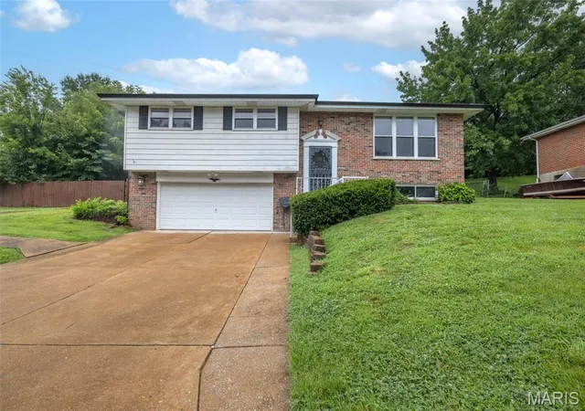 Photo 1 of Single family home for sale at 1439 Twin Oaks Dr, Arnold, MO 63010 | MLS# MIS26049866 | Listing updated on 2026-08-12