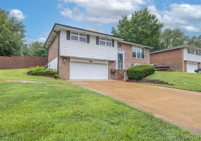 Photo 2 of Single family home for sale at 1439 Twin Oaks Dr, Arnold, MO 63010 | MLS# MIS26049866 | Listing updated on 2026-08-12