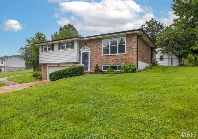 Photo 3 of Single family home for sale at 1439 Twin Oaks Dr, Arnold, MO 63010 | MLS# MIS26049866 | Listing updated on 2026-08-12