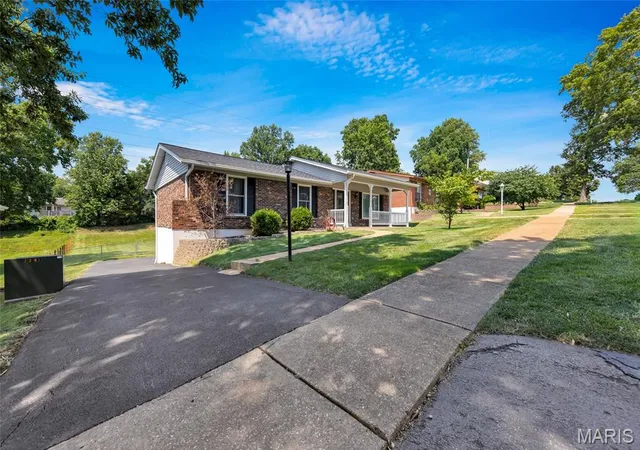 Photo 3 of Sale Pending at 391 Crestbury Dr, Ballwin, MO 63011 | MLS# MIS26049882 | Listing updated on 2026-08-21