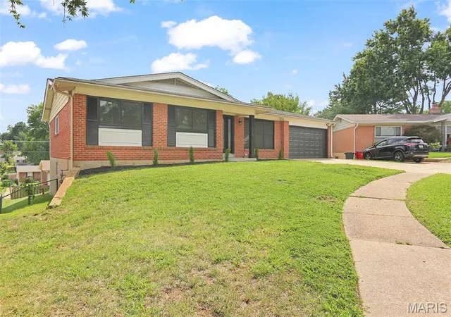 3rd image of 10612 Ashburn Ct, Saint Louis, MO 63123 | MLS# MIS26049895