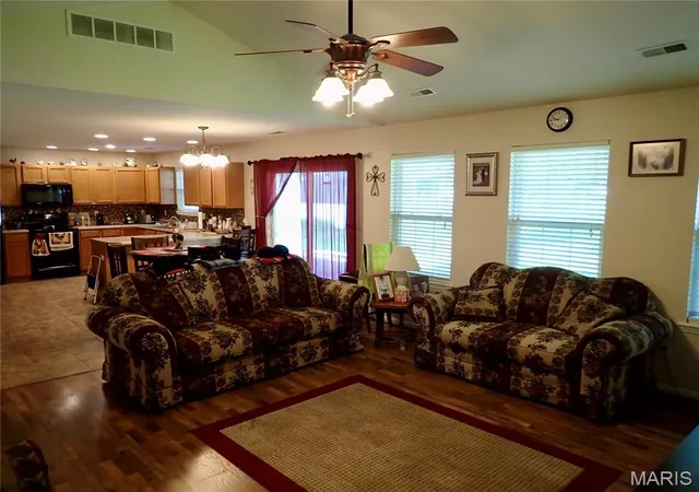 Photo 3 of Sale Pending at 1045 Bishop Ln, Montgomery City, MO 63361 | MLS# MIS26049916 | Listing updated on 2026-08-25