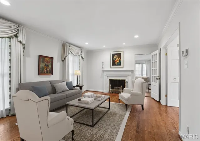 Photo 3 of Sale Pending at 201 Graybridge Rd, Saint Louis, MO 63124 | MLS# MIS26049924 | Listing updated on 2026-08-25