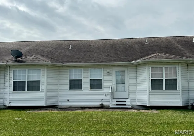 2nd image of 303 Elizabeth Dr, Litchfield, IL 62056 | MLS# MIS26049929