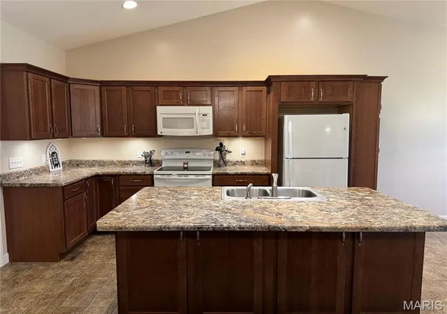 3rd image of 303 Elizabeth Dr, Litchfield, IL 62056 | MLS# MIS26049929