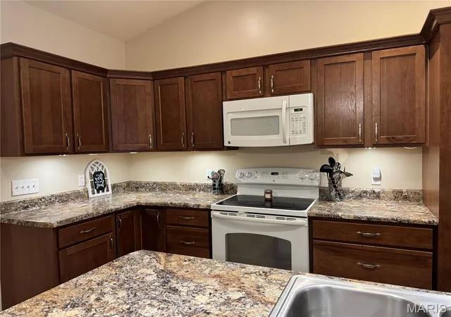 4th image of 303 Elizabeth Dr, Litchfield, IL 62056 | MLS# MIS26049929
