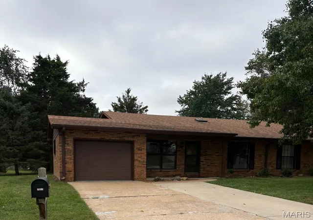 Single family home for sale at 2418 College Dr, Belleville, IL 62221 | MLS# MIS26049940