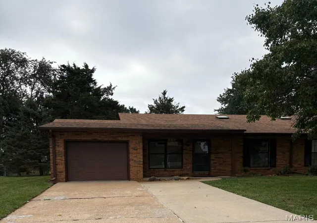 Photo 1 of Single family home for sale at 2418 College Dr, Belleville, IL 62221 | MLS# MIS26049940 | Listing updated on 2026-09-22