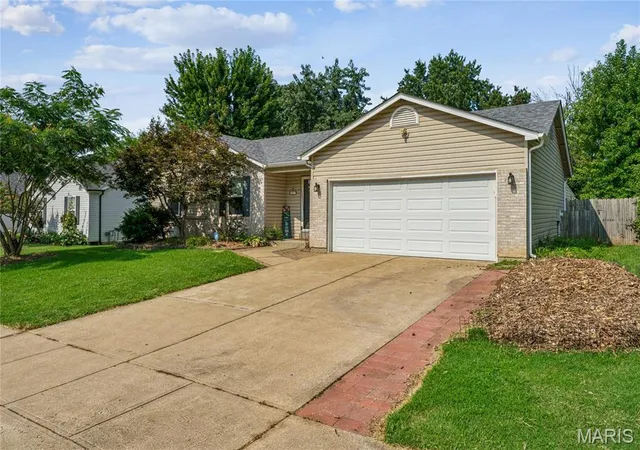 Photo 2 of Sale Pending at 871 Molloy Dr, O Fallon, MO 63366 | MLS# MIS26049953 | Listing updated on 2026-08-21
