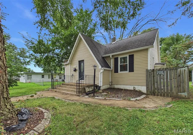 Photo 3 of Sale Pending at 1911 N Charles St, Belleville, IL 62221 | MLS# MIS26049954 | Listing updated on 2026-09-03