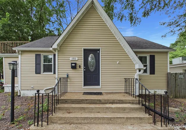 Photo 3 of Sale Pending at 1911 N Charles St, Belleville, IL 62221 | MLS# MIS26049954 | Listing updated on 2026-09-03