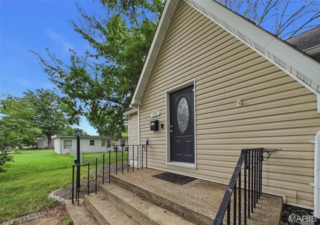 Photo 4 of Sale Pending at 1911 N Charles St, Belleville, IL 62221 | MLS# MIS26049954 | Listing updated on 2026-09-03