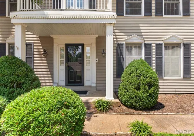 Photo 2 of Sale Pending at 14761 Chesterfield Trails Dr, Chesterfield, MO 63017 | MLS# MIS26049958 | Listing updated on 2026-08-25