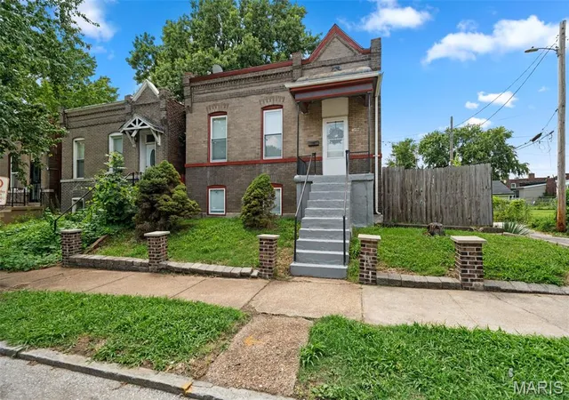 Photo 2 of Sale Pending at 4717 S Compton Ave, Saint Louis, MO 63111 | MLS# MIS26049959 | Listing updated on 2026-09-01