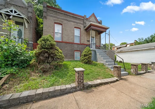 Photo 3 of Sale Pending at 4717 S Compton Ave, Saint Louis, MO 63111 | MLS# MIS26049959 | Listing updated on 2026-09-01