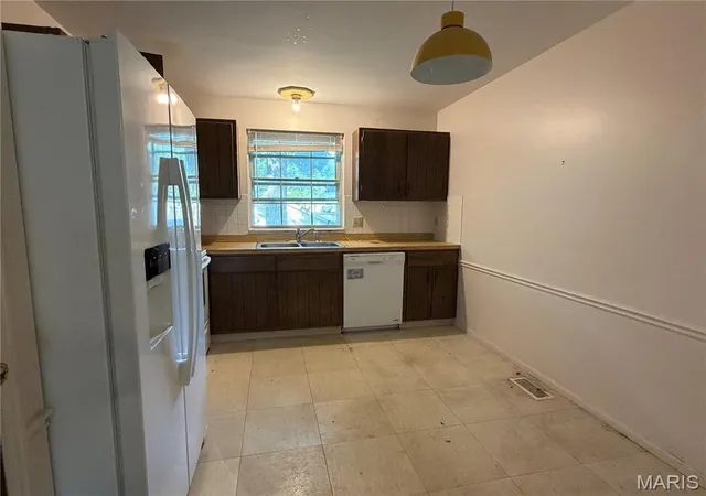 Photo 3 of Sale Pending at 84 Conway Cove Dr, Chesterfield, MO 63017 | MLS# MIS26050028 | Listing updated on 2026-08-20