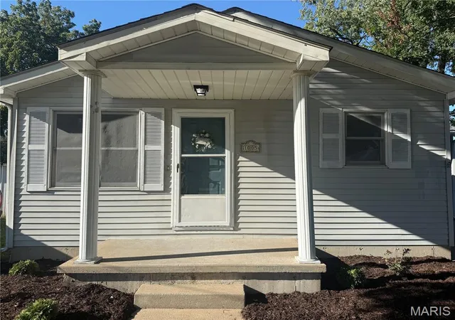 Photo 2 of Single family home for sale at 1005 W Pine St, Jerseyville, IL 62052 | MLS# MIS26050030 | Listing updated on 2026-09-04