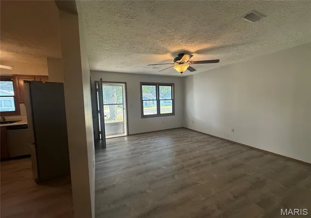 Photo 4 of Single family home for sale at 1005 W Pine St, Jerseyville, IL 62052 | MLS# MIS26050030 | Listing updated on 2026-09-04