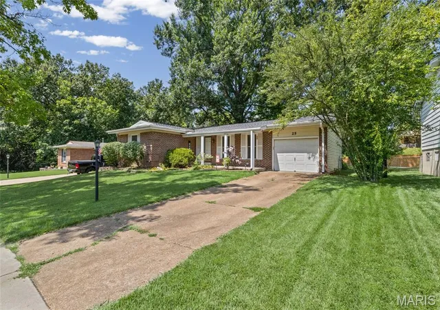 Photo 3 of Sale Pending at 25 Brookwood Dr, Fenton, MO 63026 | MLS# MIS26050043 | Listing updated on 2026-08-19