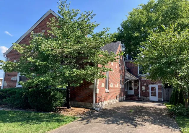2nd image of 891 12th St, Carlyle, IL 62231 | MLS# MIS26050045