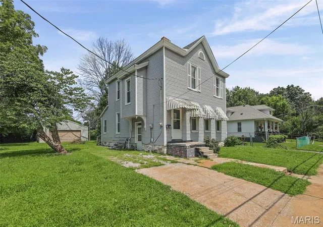 Photo 2 of Single family home for sale at 912 Tremont St, Alton, IL 62002 | MLS# MIS26050047 | Listing updated on 2026-08-07