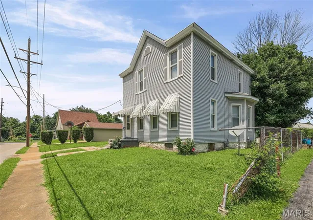 Photo 2 of Single family home for sale at 912 Tremont St, Alton, IL 62002 | MLS# MIS26050047 | Listing updated on 2026-08-07
