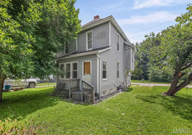Photo 3 of Single family home for sale at 912 Tremont St, Alton, IL 62002 | MLS# MIS26050047 | Listing updated on 2026-08-07