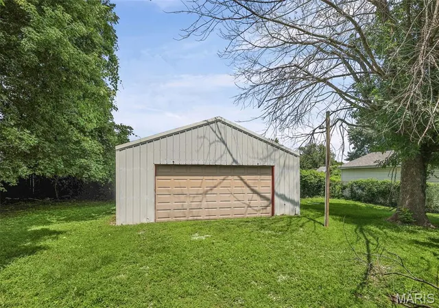 Photo 4 of Single family home for sale at 912 Tremont St, Alton, IL 62002 | MLS# MIS26050047 | Listing updated on 2026-08-07
