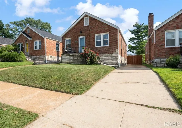 Photo 2 of Sale Pending at 5648 Tholozan Ave, Saint Louis, MO 63109 | MLS# MIS26050055 | Listing updated on 2026-08-20
