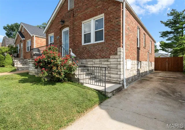 Photo 3 of Sale Pending at 5648 Tholozan Ave, Saint Louis, MO 63109 | MLS# MIS26050055 | Listing updated on 2026-08-20