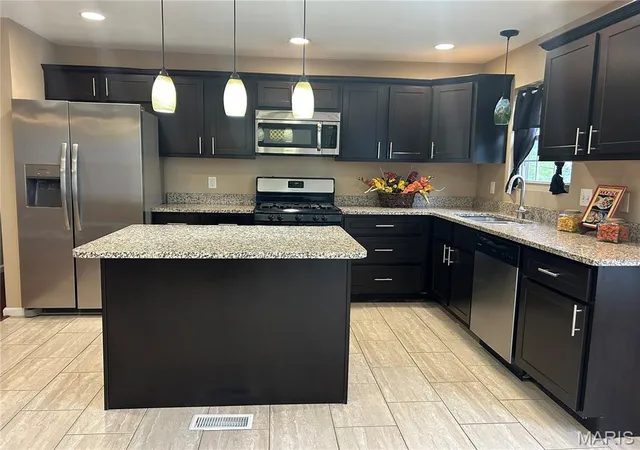 Photo 4 of Single family home for sale at 31 Graeler Dr, Saint Louis, MO 63146 | MLS# MIS26050062 | Listing updated on 2026-09-04