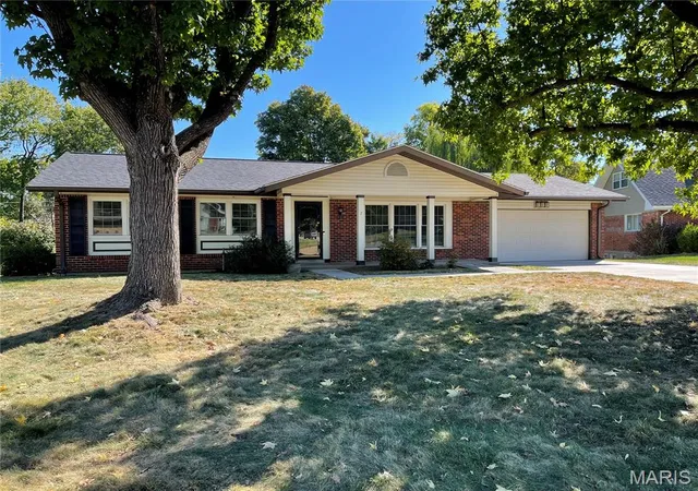 Single family home for sale at 7 Greymore Dr, Chesterfield, MO 63017 | MLS# MIS26050063