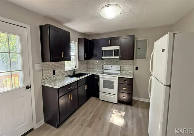 Photo 4 of Sale Pending at 557 Vreeland Rd, Hillsboro, MO 63050 | MLS# MIS26050074 | Listing updated on 2026-09-24