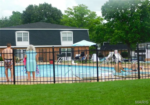 Listing Photo 4 - Condo for sale in building located at 1673 Herault Pl, St. Louis, MO 63125 - Unit #F