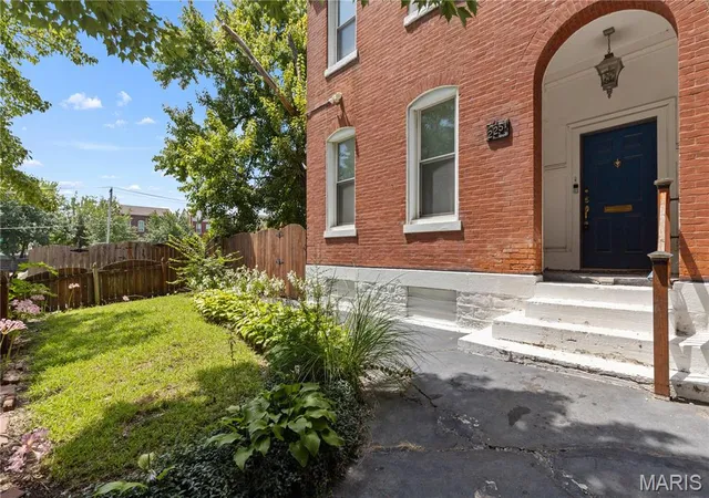 Photo 2 of Sale Pending at 2251 Jules St, Saint Louis, MO 63104 | MLS# MIS26050100 | Listing updated on 2026-09-08