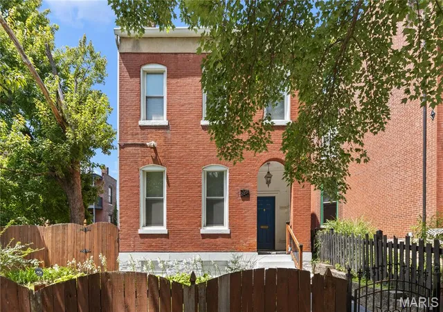 Photo 3 of Sale Pending at 2251 Jules St, Saint Louis, MO 63104 | MLS# MIS26050100 | Listing updated on 2026-09-08