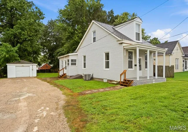 Photo 2 of Single family home for sale at 206 S 20th St, Belleville, IL 62226 | MLS# MIS26050101 | Listing updated on 2026-08-31