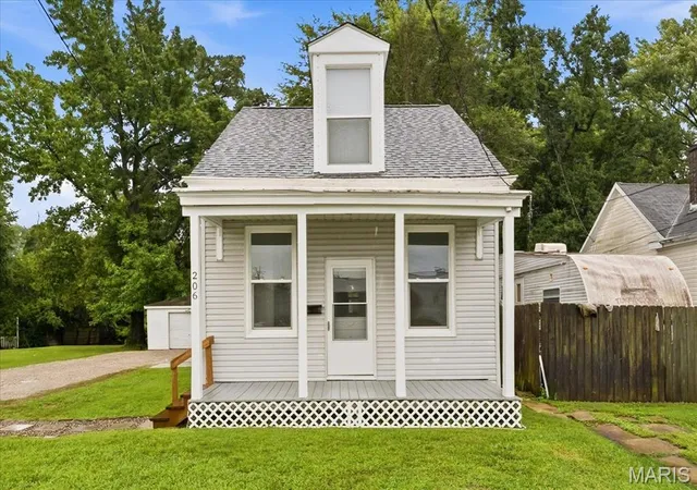 Photo 3 of Single family home for sale at 206 S 20th St, Belleville, IL 62226 | MLS# MIS26050101 | Listing updated on 2026-08-31