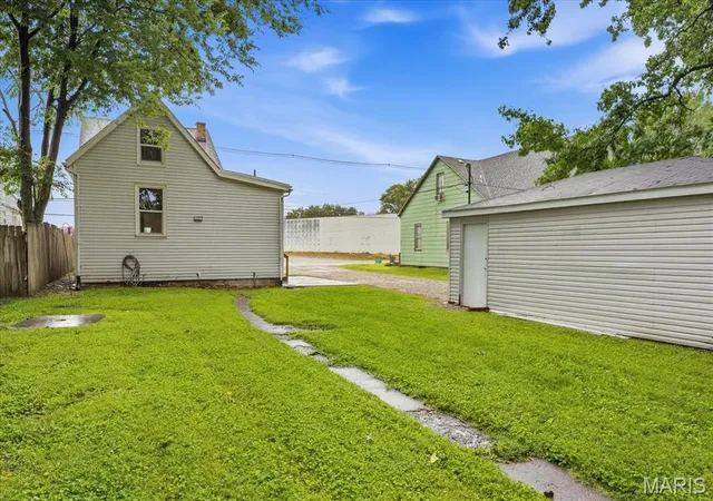 Photo 3 of Sale Pending at 206 S 20Th St, Belleville, IL 62226 | MLS# MIS26050101 | Listing updated on 2026-09-23