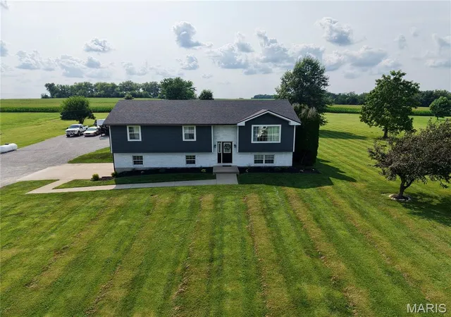 Photo 1 of Single family home for sale at 11779 Hickory Grove Pl, New London, MO 63459 | MLS# MIS26050106 | Listing updated on 2026-08-05