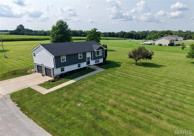 Photo 2 of Single family home for sale at 11779 Hickory Grove Pl, New London, MO 63459 | MLS# MIS26050106 | Listing updated on 2026-08-05