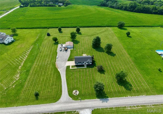Photo 3 of Single family home for sale at 11779 Hickory Grove Pl, New London, MO 63459 | MLS# MIS26050106 | Listing updated on 2026-08-05