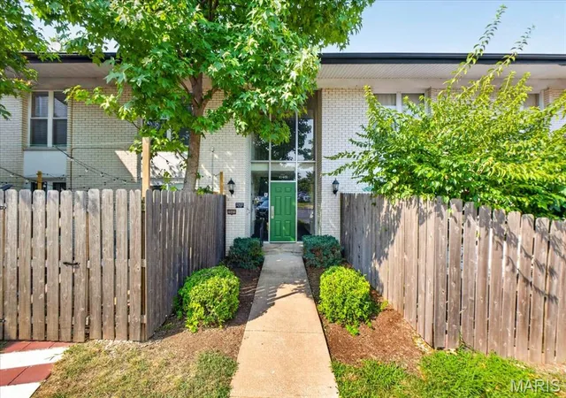 Photo 1 of Condo for sale at 10401 Briarbend Dr #9, Saint Louis, MO 63146 | MLS# MIS26050117 | Listing updated on 2026-09-02