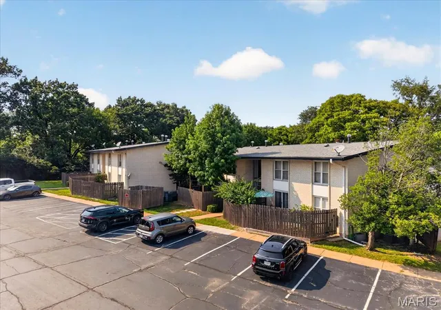 Photo 3 of Condo for sale at 10401 Briarbend Dr #9, Saint Louis, MO 63146 | MLS# MIS26050117 | Listing updated on 2026-09-02